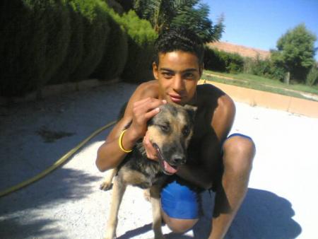 la c Hicham avec une chienne